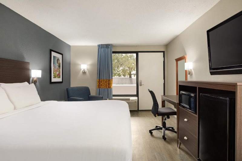 Baymont Inn & Suites Wilmington NC — photo 2 of hotel in Hampstead, NC