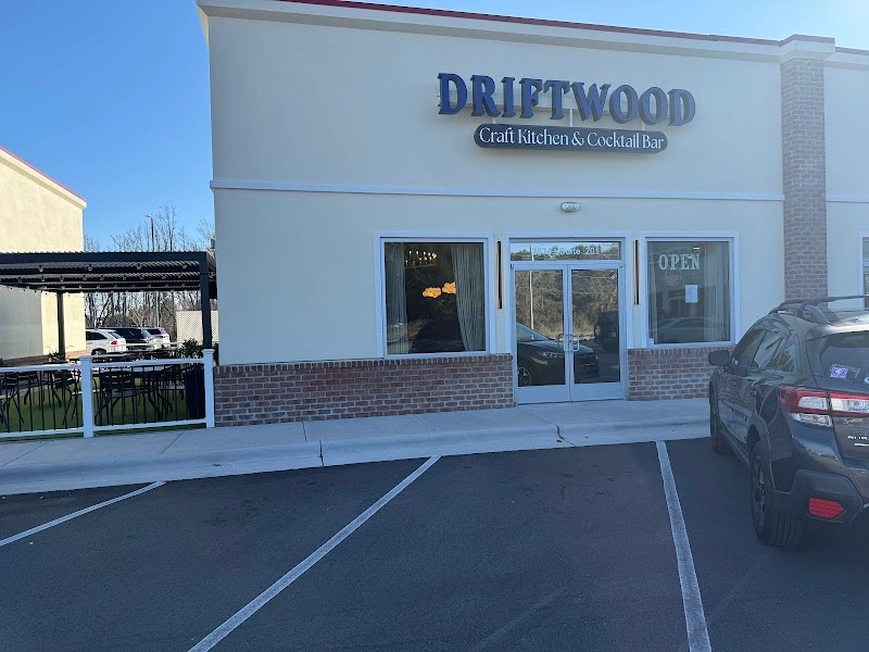Driftwood Craft Kitchen & Cocktail Bar restaurant in Hampstead, NC — Topsail Island