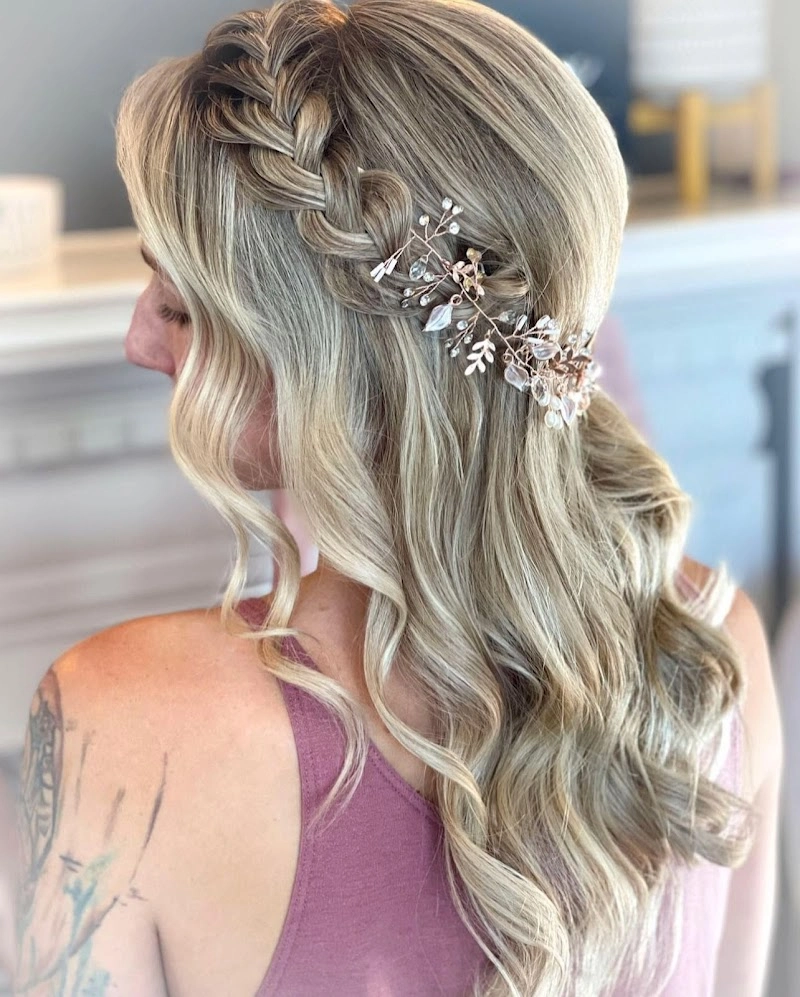 Mane + Cove Hair Studio hair salon in Hampstead, NC