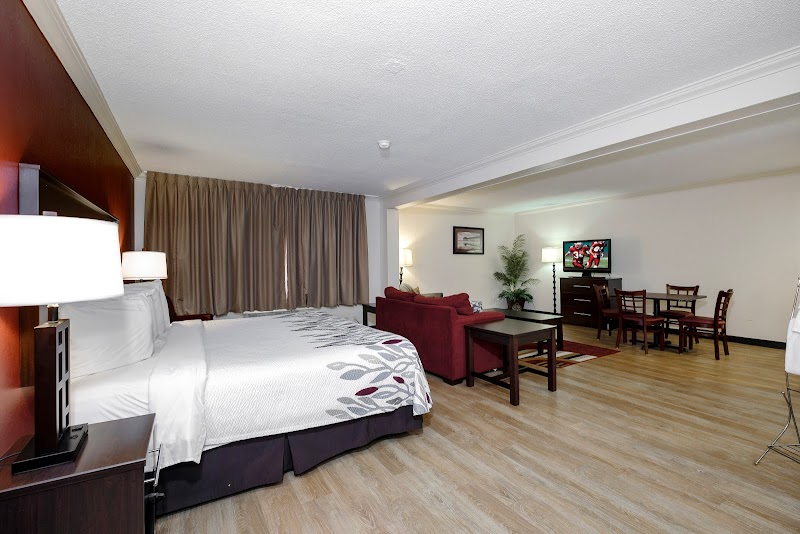 Red Roof Inn & Suites Jacksonville, NC — photo 2 of hotel in Sneads Ferry, NC