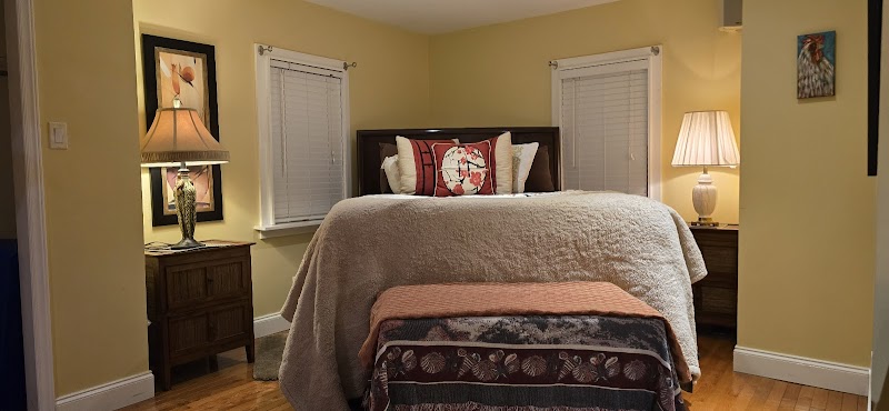 The White House on Freedom Way — photo 2 of hotel in Sneads Ferry, NC